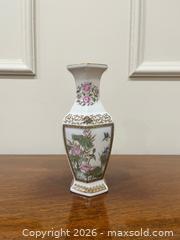 MaxSold Auction: Vintage Japanese porcelain vase. - Mississauga (Ontario, Canada) SELLER MANAGED Estate Sale Online Auction - Greenbower Court