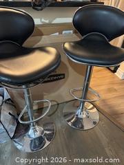 MaxSold Auction: Pair of Black Adjustable Swivel Counter/Bar Stools - Mississauga (Ontario, Canada) SELLER MANAGED Downsizing Online Auction -  Glen Erin Drive
