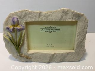 MaxSold Auction: Kubang Decorative Resin Stone-Look Tabletop Picture Frame - New Westminster (British Columbia, Canada) SELLER MANAGED Reseller Online Auction - Canfor Avenue