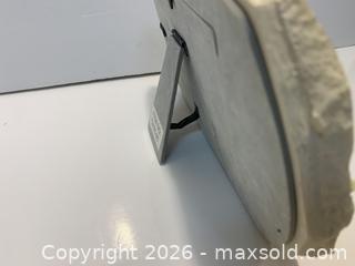 MaxSold Auction: Kubang Decorative Resin Stone-Look Tabletop Picture Frame - New Westminster (British Columbia, Canada) SELLER MANAGED Reseller Online Auction - Canfor Avenue