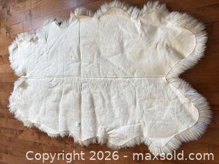 MaxSold Auction: Large Cream Australian/New Zealand Sheepskin Rug - Saanich (British Columbia, Canada) SELLER MANAGED Estate Sale Online Auction - Doncaster Drive