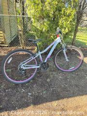 MaxSold Auction: Giant Enchant Youth Aluminum Mountain/Hybrid Bicycle - Vancouver (British Columbia, Canada) SELLER MANAGED Downsizing Online Auction - Ortona Crescent