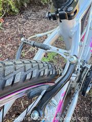 MaxSold Auction: Giant Enchant Youth Aluminum Mountain/Hybrid Bicycle - Vancouver (British Columbia, Canada) SELLER MANAGED Downsizing Online Auction - Ortona Crescent