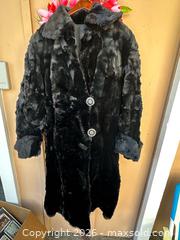 MaxSold Auction: Beautiful Vintage Fur Coat  - Redwood City (California, USA) SELLER MANAGED Downsizing Online Auction -  Glenwood Avenue