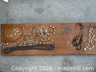 MaxSold Auction: Pearl Jewelry Collection  - Redwood City (California, USA) SELLER MANAGED Downsizing Online Auction -  Glenwood Avenue