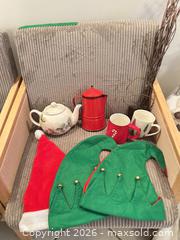 MaxSold Auction: Assorted Christmas & Holiday Decorations Lot (25–35 pcs) - Toronto (Ontario, Canada) PARTNER MANAGED Downsizing Online Auction - Creekwood Drive