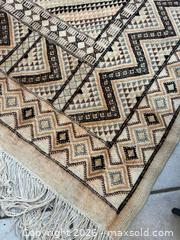 MaxSold Auction: Handwoven Tunisian Moroccan Wool Area Rug, Beige Geometric, 8.6 x 5.1 ft - Toronto (Ontario, Canada) PARTNER MANAGED Downsizing Online Auction - Creekwood Drive