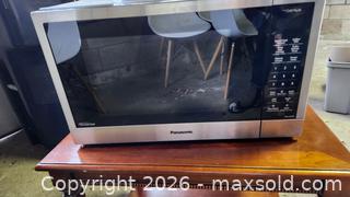 MaxSold Auction: Panasonic NN-ST67KS Countertop Microwave Oven - Toronto (Ontario, Canada) PARTNER MANAGED Downsizing Online Auction - Creekwood Drive