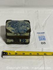 MaxSold Auction: Antique Chinese Porcelain Trinket Box Jewelry Blue White Glaze  - Ottawa (Ontario, Canada) SELLER MANAGED Downsizing Online Auction -  Prince Albert Street