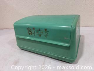 MaxSold Auction: Vintage Lustro-Ware Bread Box - Sacramento (California, USA) SELLER MANAGED Reseller Online Auction - Arden Way