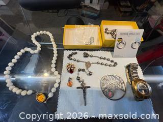 MaxSold Auction: Mixed Lot Vintage Costume & Silver Jewelry, Approx. 10 Pieces (YK) - Maple Ridge (British Columbia, Canada) PARTNER MANAGED Reseller Online Auction - Blanshard