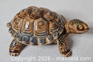 MaxSold Auction: Wade England Porcelain Turtle TrinketBox - Riverview (Florida, USA) SELLER MANAGED Downsizing Online Auction - Holly Heath Drive
