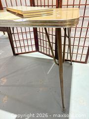 MaxSold Auction: Mid-Century Vintage Kitchen Table with Removable Center Leaf - Warwick (Rhode Island, USA) SELLER MANAGED Reseller Online Auction - Warwick Avenue