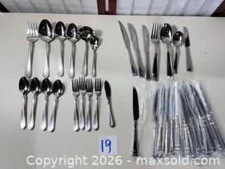 MaxSold Auction: Oneida Stainless Steel Beaded Edge Flatware Set, approx. 40–50 pcs - Warwick (Rhode Island, USA) SELLER MANAGED Reseller Online Auction - Warwick Avenue
