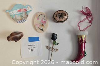 MaxSold Auction: Jeweled Agate Trinket Box with Stocking Ornament - Los Angeles  (California, USA) SELLER MANAGED Estate Sale Online Auction - Granville Avenue