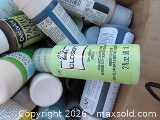 MaxSold Auction: 148 small jars of assorted Acrylic Paints - San Bruno (California, USA) SELLER MANAGED Downsizing Online Auction - 2nd Avenue