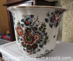 MaxSold Auction: Large Delft Polychrome Vase - Hand painted in Holland - San Bruno (California, USA) SELLER MANAGED Downsizing Online Auction - 2nd Avenue