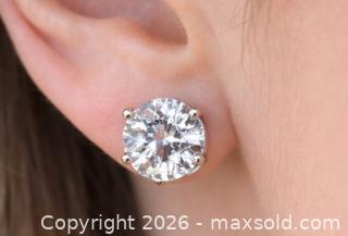 MaxSold Auction: 10K Yellow Gold, White Lab Diamond (2.04ct). Made in Canada. - Toronto (Ontario, Canada) PARTNER MANAGED Downsizing Online Auction - Yonge Street