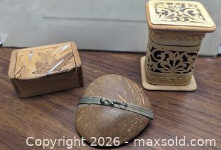 MaxSold Auction: Charming Vintage Set Of Three Small Trinket Boxes From Travellers Collection Coconut Estonian Mosaic  - Toronto (Ontario, Canada) PARTNER MANAGED Reseller Online Auction - Railside Road