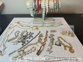 MaxSold Auction: Charm Bracelet And Bangles Lot - 46 - Almonte (Ontario, Canada) SELLER MANAGED Downsizing Online Auction - River Road