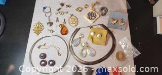 MaxSold Auction: Miscellaneous Collection Lot-8 Earrings & Brooches - Almonte (Ontario, Canada) SELLER MANAGED Downsizing Online Auction - River Road