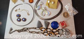 MaxSold Auction: Miscellaneous Collection Lot-8 Earrings & Brooches - Almonte (Ontario, Canada) SELLER MANAGED Downsizing Online Auction - River Road