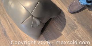 MaxSold Auction: Dog stool - Tay (Ontario, Canada) SELLER MANAGED Downsizing Online Auction - Reeves Road