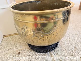 MaxSold Auction: Mixed Brass/Metal Fireplace & Decorative Accessories Lot (8 pcs) - Victoria (British Columbia, Canada) PARTNER MANAGED Moving Online Auction - Slater Street (CONDO)