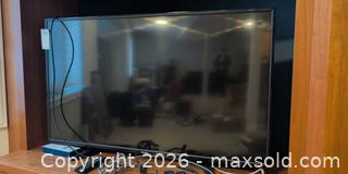 MaxSold Auction: Toshiba TV and Roku D - London (Ontario, Canada) PARTNER MANAGED Moving Online Auction -  Northumberland Road (CONDO)