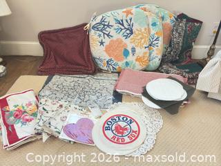MaxSold Auction: Assorted Linens & Textiles Mixed Lot - Wellesley (Massachusetts, USA) PARTNER MANAGED Downsizing Online Auction - Mayo Road