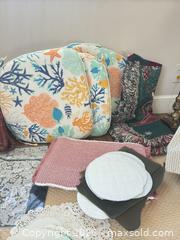 MaxSold Auction: Assorted Linens & Textiles Mixed Lot - Wellesley (Massachusetts, USA) PARTNER MANAGED Downsizing Online Auction - Mayo Road