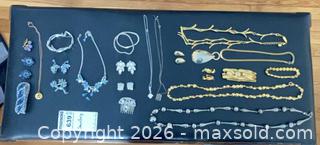 MaxSold Auction: Vintage Costume Jewelry Lot - Necklaces, Earrings, Brooches, Bracelets - Abington (Massachusetts, USA) PARTNER MANAGED Downsizing Online Auction - North Avenue