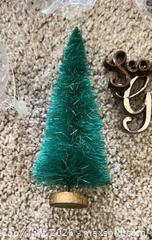 MaxSold Auction: Mixed Lot: Clear Plastic Tree and Animal Figurines - Sarnia (Ontario, Canada) PARTNER MANAGED Downsizing Online Auction -  Palmerston Street