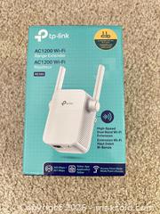 MaxSold Auction: TP?Link RE305 AC1200 Wi?Fi Range Extender (Wall?Plug) - Sarnia (Ontario, Canada) PARTNER MANAGED Downsizing Online Auction -  Palmerston Street