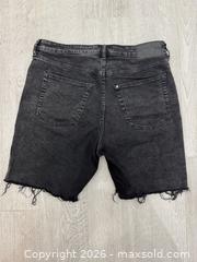 MaxSold Auction: Jeans Shorts - Toronto (Ontario, Canada) SELLER MANAGED Downsizing Online Auction - Yonge (CONDO)