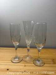 MaxSold Auction: Mix Champagne Flutes - Toronto (Ontario, Canada) SELLER MANAGED Downsizing Online Auction - Yonge (CONDO)
