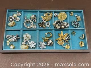 MaxSold Auction: Vintage Costume Jewelry in Velvet LIned Jewelry Box  - Toronto (Ontario, Canada) PARTNER MANAGED Estate Sale Online Auction -  Esander Drive (STORAGE)