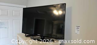 MaxSold Auction: Samsung 32" LED TV UN32EH5300F (2013) A - Barrie (Ontario, Canada) Downsizing Online Auction - Wessenger Drive