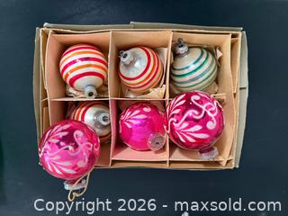 MaxSold Auction: Christmas Wreaths and Ornaments - Oakland (California, USA) PARTNER MANAGED Estate Sale Online Auction - Monterey Boulevard
