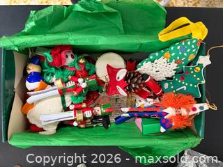 MaxSold Auction: Christmas Wreaths and Ornaments - Oakland (California, USA) PARTNER MANAGED Estate Sale Online Auction - Monterey Boulevard