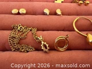 MaxSold Auction: Unmarked gold tone jewelry - Oakland (California, USA) PARTNER MANAGED Estate Sale Online Auction - Monterey Boulevard