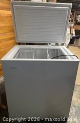 MaxSold Auction: Hotpoint HHM5SM AWW Chest Freezer, White - San Francisco (California, USA) SELLER MANAGED Downsizing Online Auction - Hudson Avenue