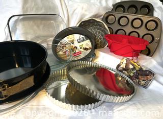 MaxSold Auction: Lot of Assorted Baking Pans & Bakeware (Approx. 13 pcs) - San Francisco (California, USA) SELLER MANAGED Downsizing Online Auction - Hudson Avenue