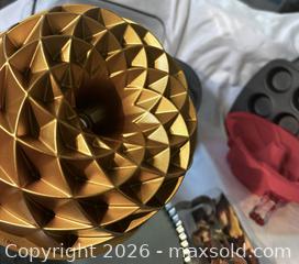 MaxSold Auction: Lot of Assorted Baking Pans & Bakeware (Approx. 13 pcs) - San Francisco (California, USA) SELLER MANAGED Downsizing Online Auction - Hudson Avenue