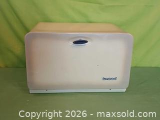 MaxSold Auction: Bigger than a Breadbox Lot - Hamilton (Ontario, Canada) SELLER MANAGED Estate Sale Online Auction -  Glendale Avenue South