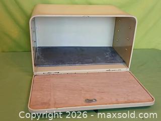 MaxSold Auction: Bigger than a Breadbox Lot - Hamilton (Ontario, Canada) SELLER MANAGED Estate Sale Online Auction -  Glendale Avenue South