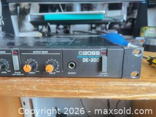 MaxSold Auction: Boss DE-200 Digital Rack Delay  - Toronto (Ontario, Canada) SELLER MANAGED Downsizing Online Auction -  Bathurst Street (CONDO)