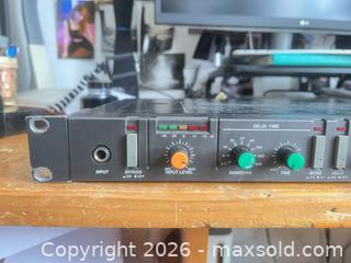 MaxSold Auction: Boss DE-200 Digital Rack Delay  - Toronto (Ontario, Canada) SELLER MANAGED Downsizing Online Auction -  Bathurst Street (CONDO)