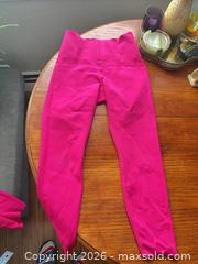 MaxSold Auction: Lululemon Workout Set--brand new - Toronto (Ontario, Canada) SELLER MANAGED Downsizing Online Auction -  Bathurst Street (CONDO)