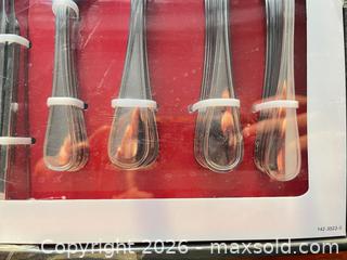 MaxSold Auction: Master Chef Cutlery Set-Brand New - Toronto (Ontario, Canada) SELLER MANAGED Downsizing Online Auction -  Bathurst Street (CONDO)